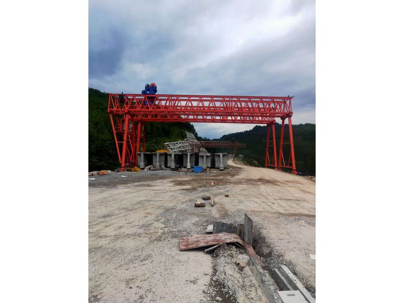 重慶匯森路橋工程建設有限公司，巴萬高速三標項目部采購高遠重型MG100/10-24m-9m龍門吊兩臺，設備發(fā)貨出廠