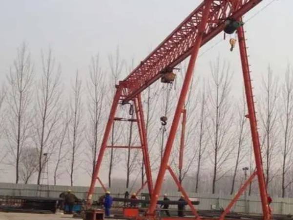 龍門吊門式起重機(jī)作業(yè)時如何確保下方人員的安全？