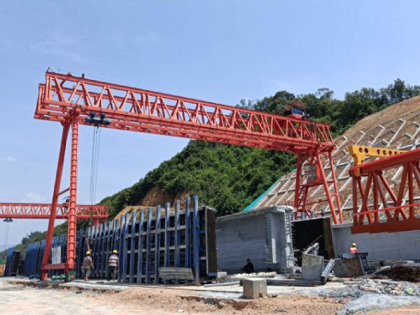 龍門吊門式起重機運行過程中的安全操作規(guī)范有哪些？